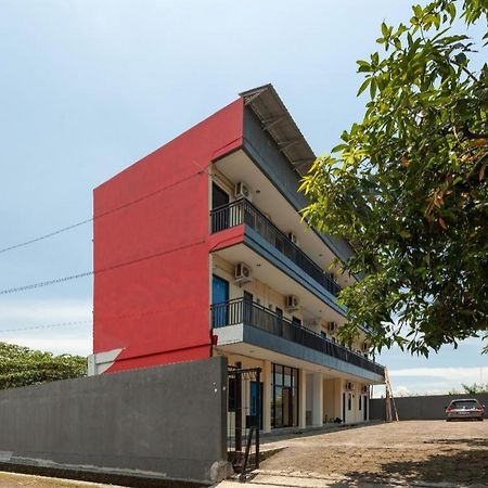 Richmond Guest House Cirebon Redpartner מראה חיצוני תמונה